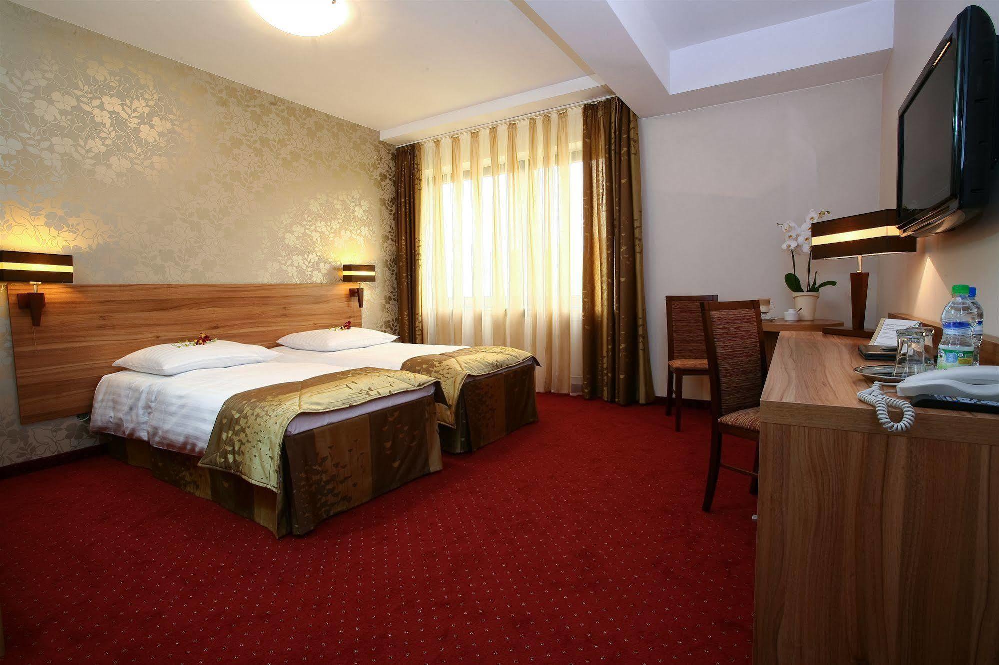 Hotel Duet Budget Centrum Вроцлав Экстерьер фото
